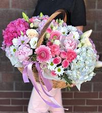 Цветочная композиция из Розы, Хризантемы, Пионы и Лизиантусы в корзине в Янауле