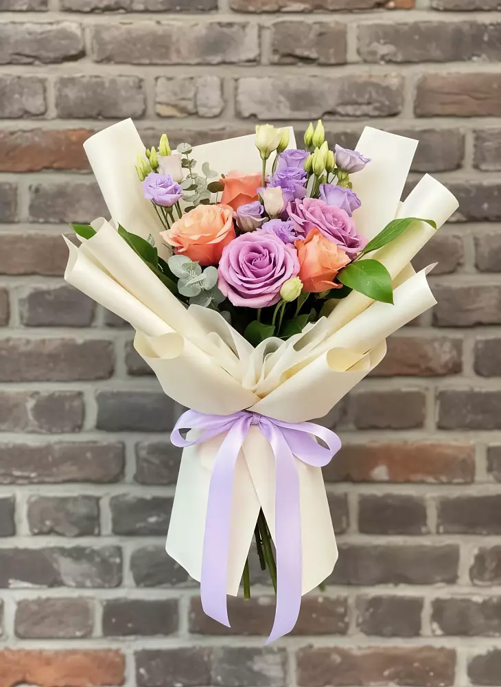 Букет цветов из: Лизиантусы и Розы в Янауле