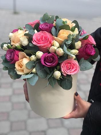 Цветочная композиция из Розы в шляпной коробке в Янауле