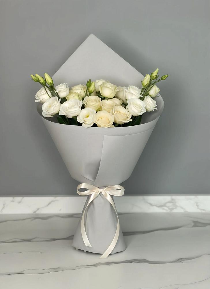 Букет цветов из: Розы и Лизиантусы в Янауле