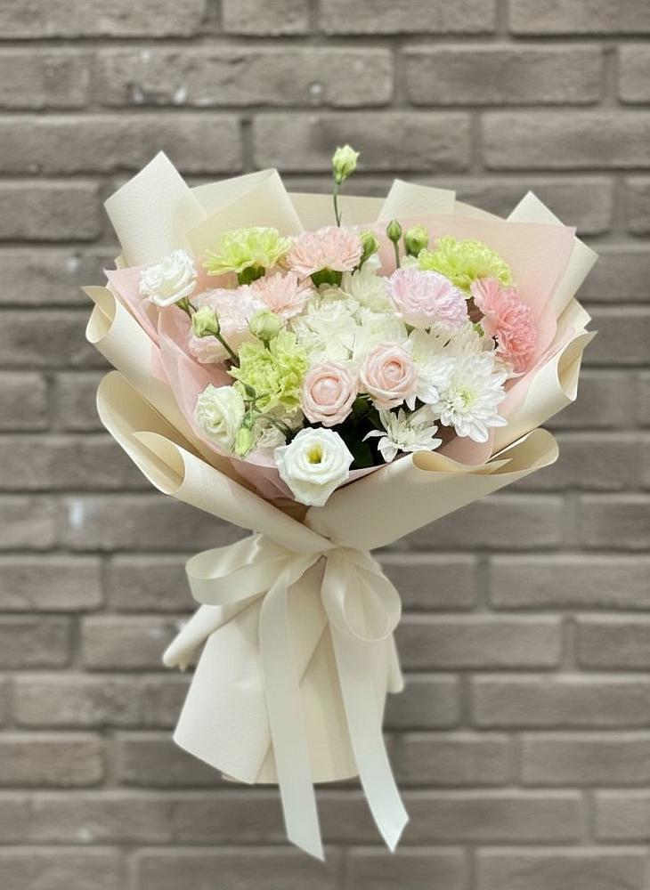 Букет цветов из: Гвоздики, Розы, Лизиантусы и Хризантемы в Янауле