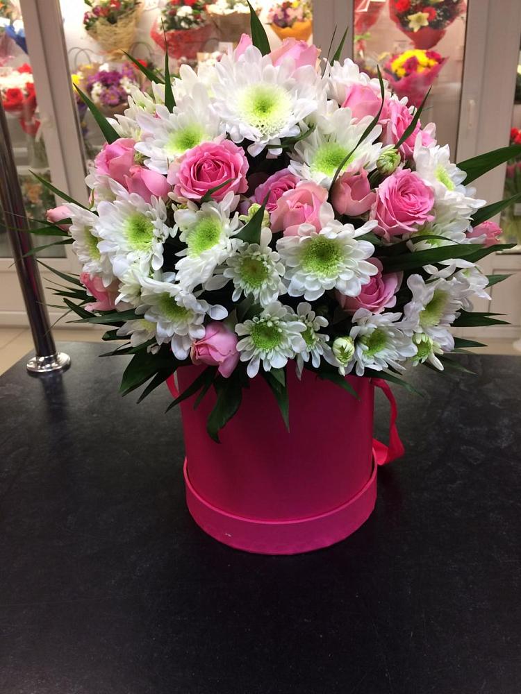 Цветочная композиция из Розы и Хризантемы в шляпной коробке в Янауле