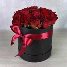 Цветочная композиция из Розы в шляпной коробке в Янауле