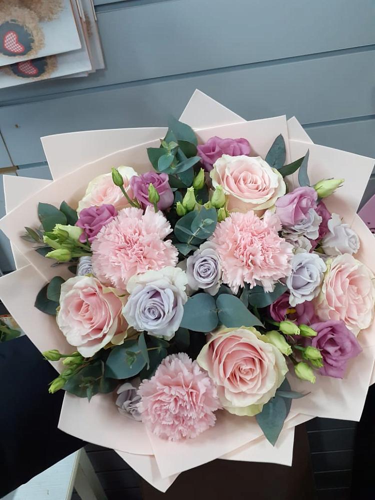 Букет цветов из: Розы, Гвоздики и Лизиантусы в Янауле